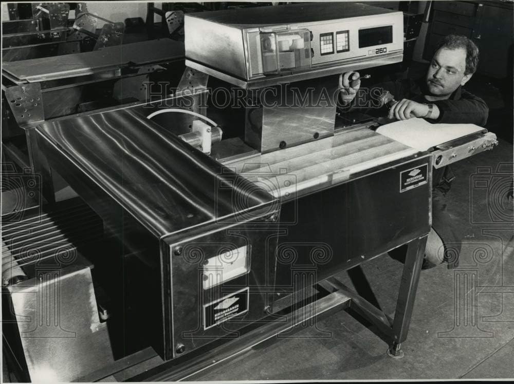 Historic Images - 1989 Press Photo Charlie Bauer and Cintex Metal Detector & Weight Control System