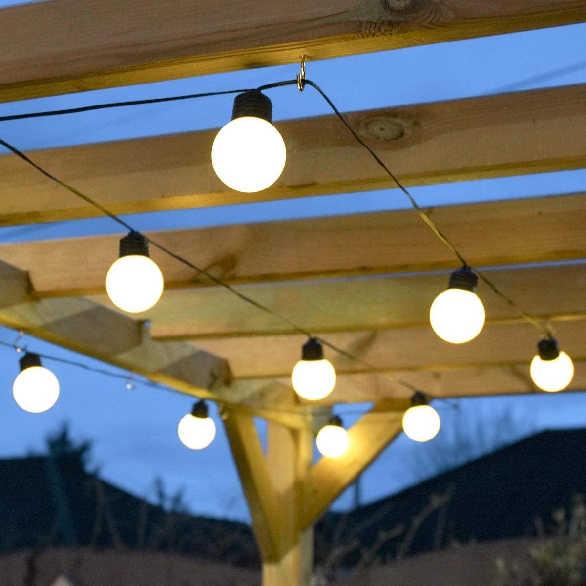Festive Lights - 4.5m Battery Frosted Bulb Festoon Lights with 10 Warm White LED - IP44 Rated, Indoor & Outdoor Use - Timer Function, Black Cable, Waterproof Globe Design, Easy Installation