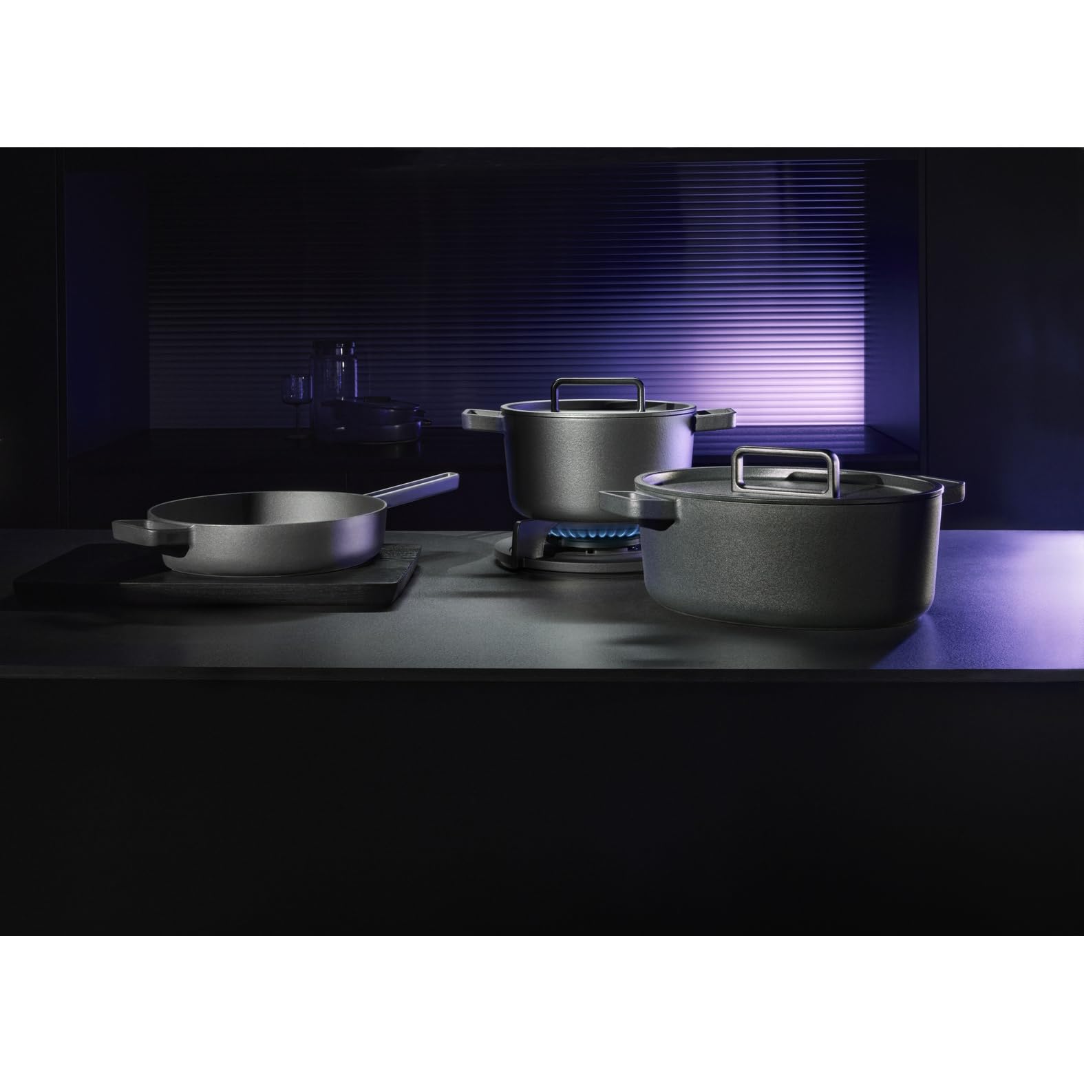 WMF Flavour Schmorpfanne 28 cm Induktion, Servierpfanne, Gusseisen Pfanne Induktion, Gusseisen emailliert, hoher Rand, backofenfest, moderne Eleganz, schwarz 2