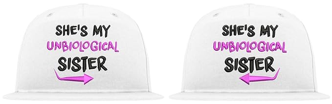 TRVPPY 5-Panel Snapback Partner Cap Modell SHE is My Unbiological Sister/mit hochwertigem Stick/Verstellbarer Verschluss/viel
