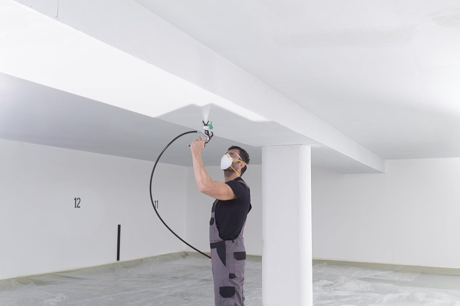 Auch über Kopf zu arbeiten ist kein Problem für das Farbsprühsystem