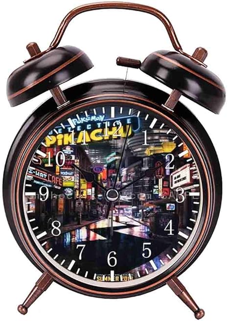 Amazon Co Jp 目覚まし時計 ポケモン 名探偵ピカチュウ Detective Pikachuの大音量目覚まし時計 バックライト 静か 連続秒針 スヌーズ 電池式 置き時計 卓上時計 直径約4インチ ブラック ホーム キッチン