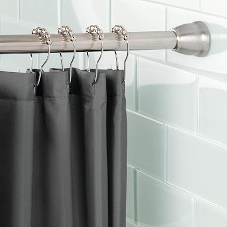 mDesign Duschvorhangstange ohne Bohren – Constant Tension Technologie – flexible Duschvorhanghalterung mit einfacher Montage 