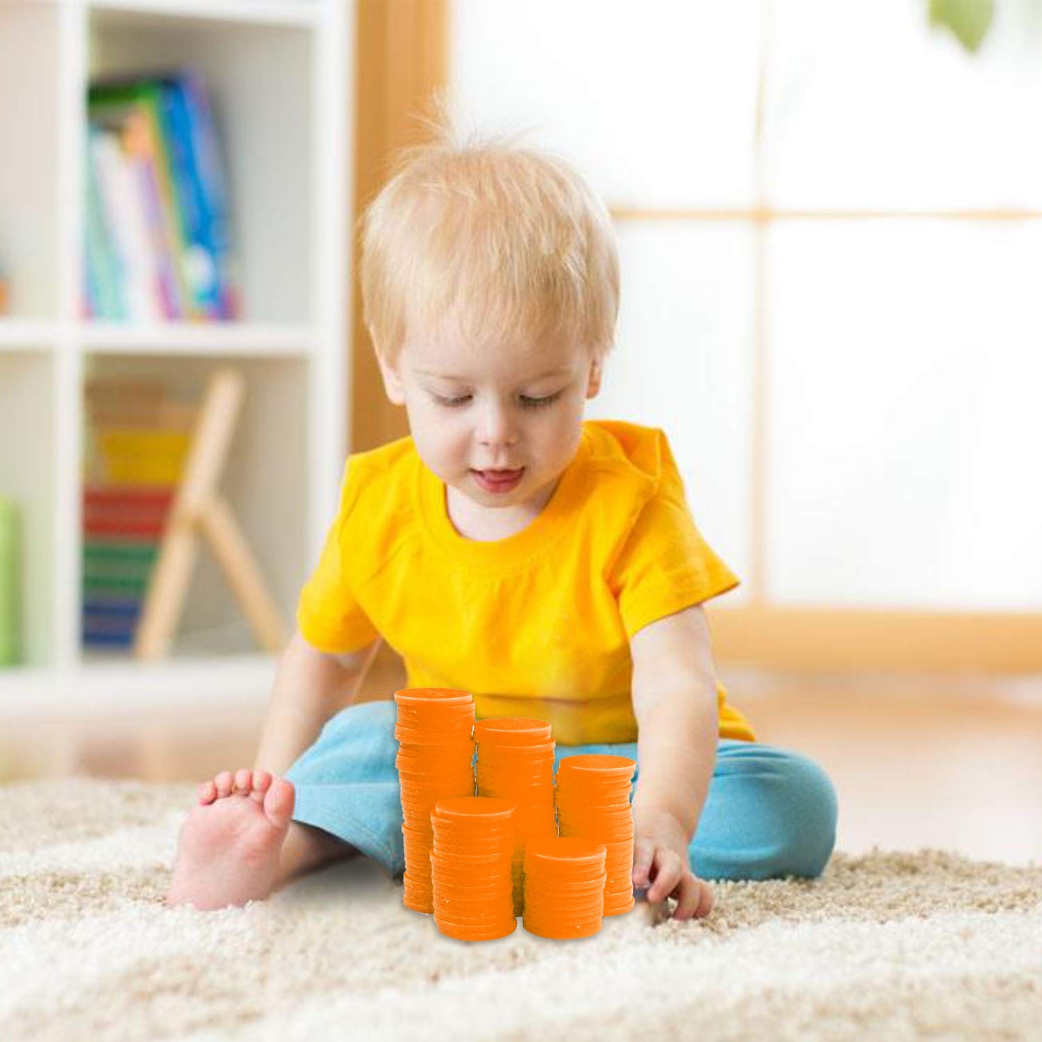 Дети и родители убирают игрушки. Ребенок сидит на полу. Child playing in room. Убираться в комнате. Ребенок собирает пирамидку.