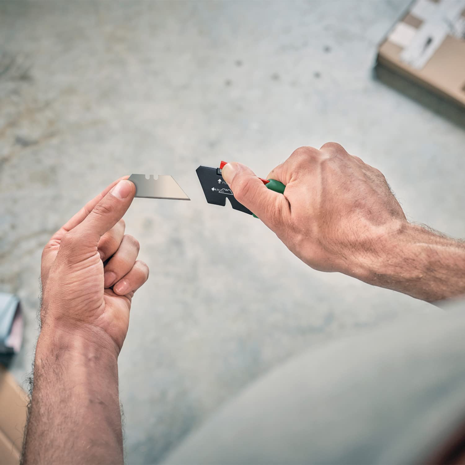 Bosch Klappmesser (kompaktes, robustes Klappmesser für Heimwerker; Edelstahl; einhändiges Öffnen; schneller Klingenwechsel; Gürtelclip; Klingenaufbewahrung; mit 3 SK5-Stahlklingen) 4