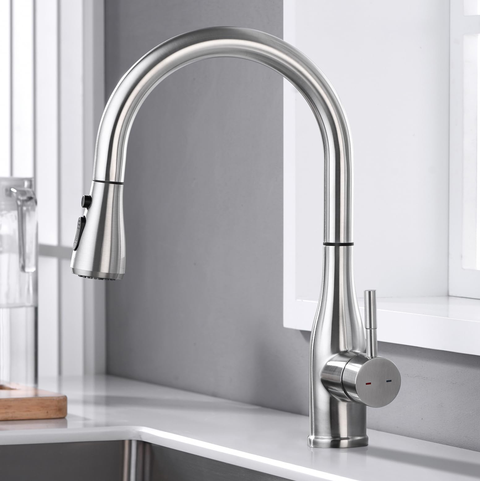 YUANNY Kitchen Faucet with Pull-Out Shower, 360° Swivel Single Lever Mixer Tap for Kitchen Sink, Water Saving, Hot and Cold Adjustable, Stainless Steel