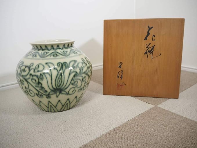 Amazon Co Jp 日展作家山崎光洋唐草紋花瓶 共箱付床の間飾り 飾り壺 花瓶 古商品 ホーム キッチン