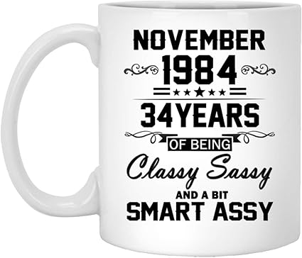 Amazon Co Jp 11月 1984年 コーヒーマグ Lサイズ 34歳の高級感のあるサッシーセラミックマグカップ 誕生日クリスマスプレゼント 男性女性へのギフト ギャグギフト ホワイトティーカップ 11オンス ホーム キッチン