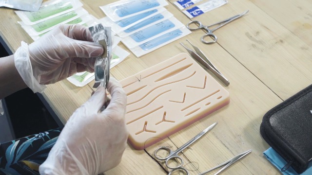 6 Practice+Students+Suturing+Demonstration+Teaching