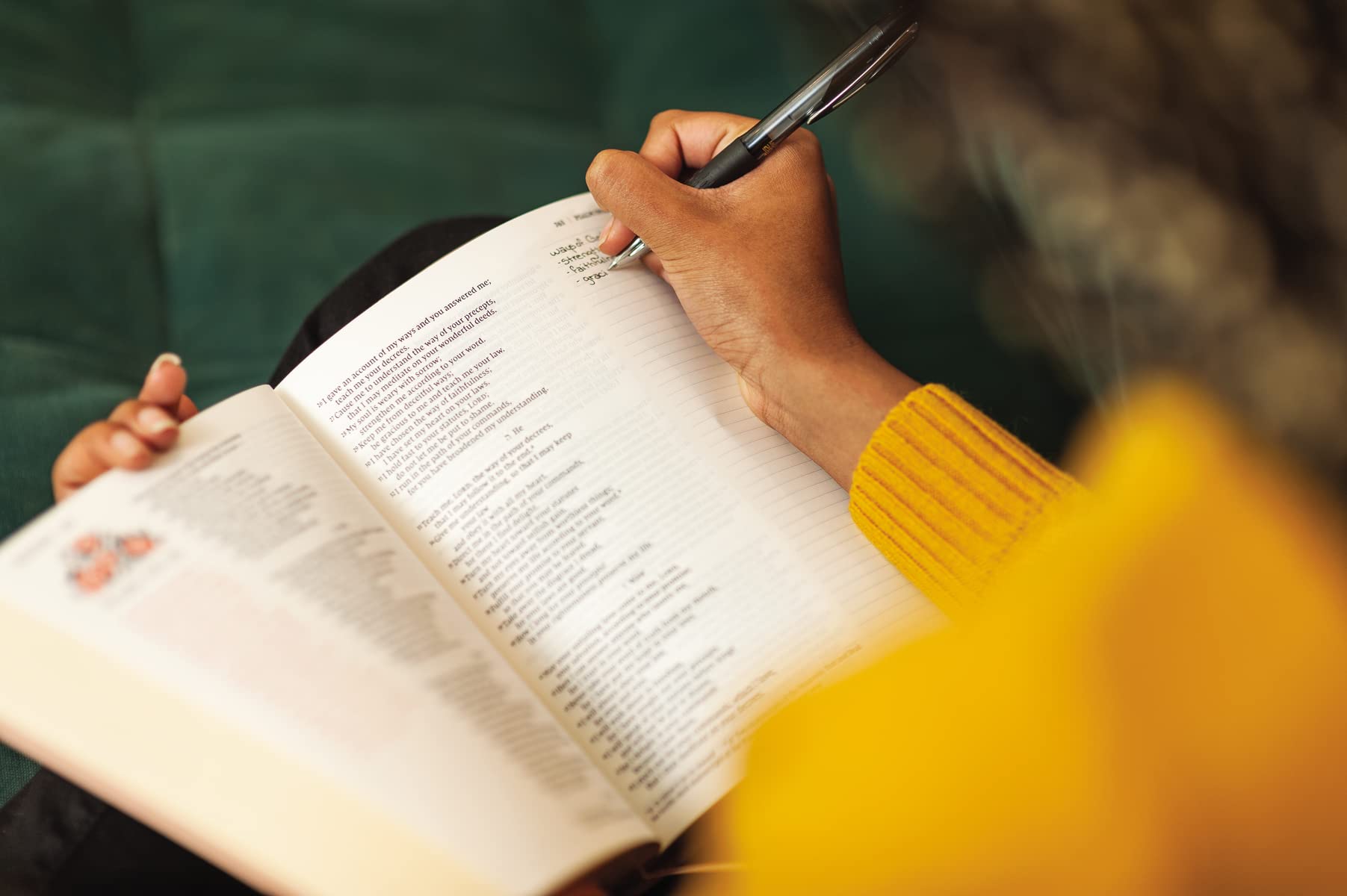 NIV, Journal the Word Bible for Women, Cloth over Board, Navy, Red Letter, Comfort Print: 500+ Prompts to Encourage Journaling and Reflection