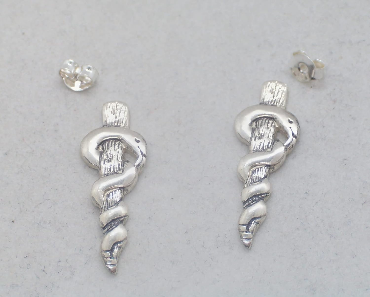 Bastone di Esculapio Orecchini a lobo in Argento 925 con Bastone di Asclepio perno e Bastone di Esculapio Orecchini a lobo in Argento 925 con Bastone di Asclepio perno e