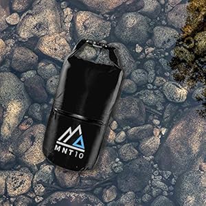 MNT10 Dry Bag Packsack wasserdicht mit Tragegurt I Dry Bags Waterproof in 10l oder 20l I Wasserfeste Tasche fรผr Reisen, Outdoor und Camping I Seesack robust und widerstandsfรคhig (Schwarz, 10 L) 7 Schnorchelmasken 61ira6nlpVL. SS300 ๐ ๐ ๐ก๐ง๐ญ๐ฌ - ๐๐ซ๐ฃ๐๐ข๐ฅ๐ ๐ง๐๐ ๐จ๐ก๐๐ก๐ข๐ช๐ก Die Freiheit ruft! Wir bei MNT10 wollen, dass Du als allerstes deine Kopf frei hast. Deswegen haben wir fรผr jeden Deiner Plรคne das passende Produkt, und klar: hohe Qualitรคt, fairer Preis! Unsere wasserfeste Dry Bag mit Tragegurt und stabilen Karabinerhaken lรคsst Dich garantiert nicht im Stich.
๐ ๐๐๐๐ก ๐ฉ๐๐๐๐ฆ๐๐๐ง๐๐๐๐ฅ ๐๐๐๐๐๐๐ง๐๐ฅ. Egal ob auf der nรคchsten Rucksack-Tour, im Skiurlaub, beim Boot oder Kajak fahren, zum Schwimmen oder im Alltag. Unser wasserfester Packsack hรคlt Nรคsse von Kleidung, Schuhen oder Wertsachen fern und schรผtzt, was Dir lieb ist! Wichtig an dieser Stelle: der Dry-Bag darf nicht lange unter Wasser getaucht werden!
โ
๐ฆ๐ง๐๐๐๐๐๐ฆ ๐ ๐๐ง๐๐ฅ๐๐๐ & ๐ฃ๐๐๐ง๐ญ ๐ข๐๐ก๐ ๐๐ก๐๐. Unsere wasserdichte Tasche bietet mit 10 oder 20 L jede Menge Stauraum. Das Material ist zu 100% wasserfest, zusรคtzlich hat der Dry Bag versiegelte Nรคhte. So ist der Inhalt gut geschรผtzt und maximale Sicherheit ist garantiert. Mit der praktischen wasserabweisenden Reiรverschluss-Auรentasche bringst Du auch kleine Gegenstรคnde unter und fรผr Trinkflaschen gibt es die separate Auรentasche.