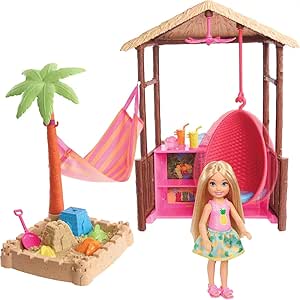 Amazon.com: Barbie Chelsea muñeca y Tiki Hut Playset con muñeca rubia de 6 pulgadas, caseta con columpio, hamaca, arena moldeable, 4 moldes y 4 piezas de narración, regalo para 3 a 7