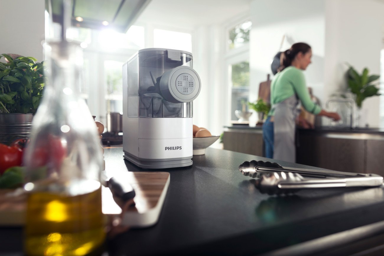 Philips Kitchen Appliances Compact Pasta and Noodle Maker, Viva Collection, Comes with 3 Default Classic Pasta Shaping Discs, Fully Automatic, Recipe Book, Small, White (HR2370/05)