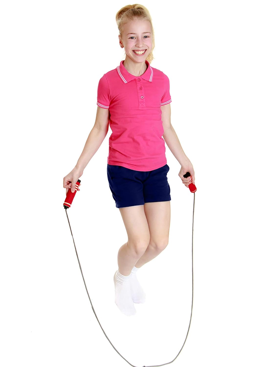 дети прыгают на скакалке. дети прыгают. девочка прыгает на скакалке. прыжки через скакалку. девочка прыгает на скакалке.