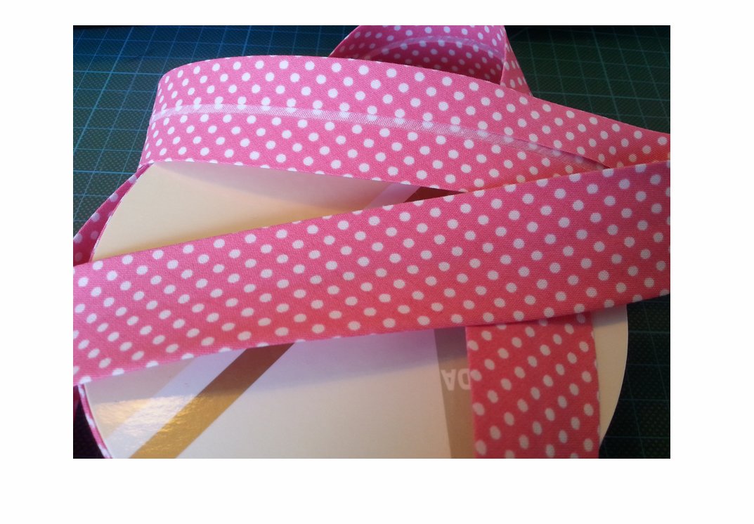 3M Pink Polka Dot Bias Binding Tape 30mm. Useful in many sewing, bunting and craft projects. (Cut from roll)