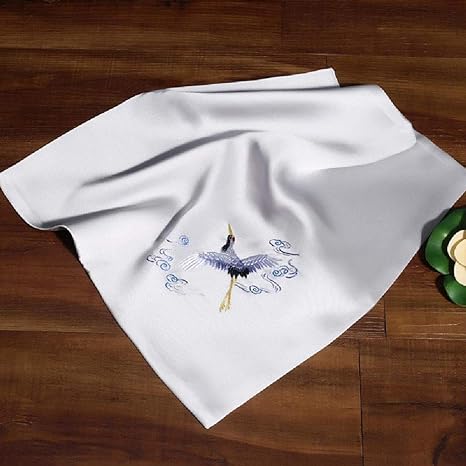 Amazon Co Jp 刺繍 レディース タオルハンカチ 男性 ハンドタオル 桑シルク生地 小さな動物の刺繡 クラフトシリーズ タオルハンカチ ギフト 35cm Grey 35cm 35cm 服 ファッション小物