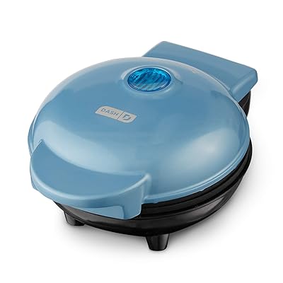 sur la table mini waffle maker