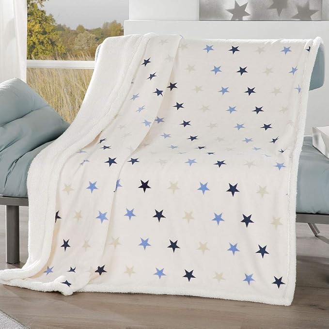 Kuscheldecke mit Sterne Muster 130 x 70 cm - Tagesdecke für Kinder - kuschelige Sherpa Lammfell Rückseite - weiche Wohndecke 