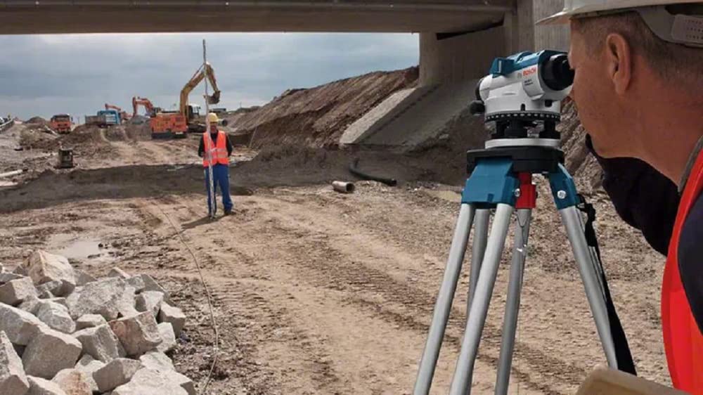 Bosch Professional Optisches Nivelliergerät GOL 20 D (20-fache Vergrößerung, Maßeinheit: 360 Grad, Arbeitsbereich: bis zu 60 m, Messlatte GR 500, Baustativ BT 160, im Transportkoffer) 3