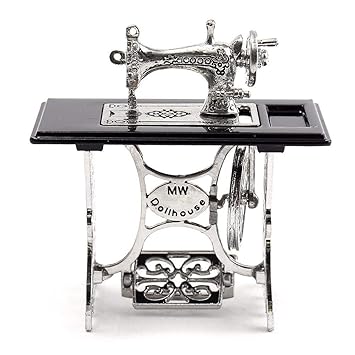 CALDIPREE 1pcs Mini Vintage Sewing Machine Doll House Doll Cloth Model Accessories Home Furniture Toy Crafts Decoration
