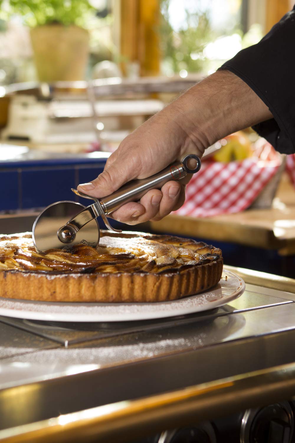 RÖSLE Pizza- und Flammkuchenschneider, Hochwertiges Pizzamesser mit stabilem Rad, beidseitig geschliffene Klinge, Handschutz, Edelstahl 18/10, uni 3