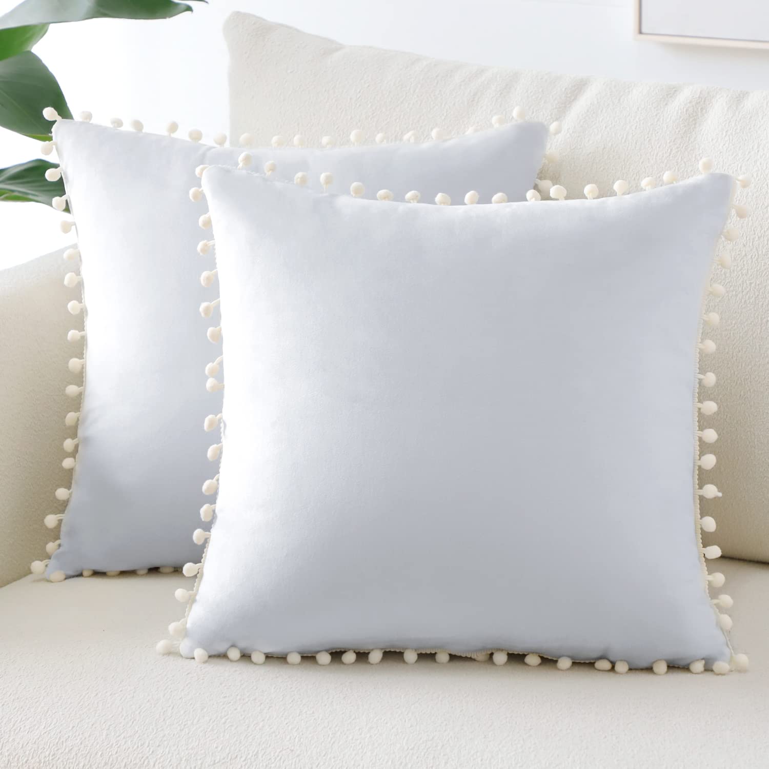 Sungeek Pack of 2 Decorative Cushion Covers Soft Velvet Pompoms Pillow Covers with Invisible Zipper Square Home Decor Throw Pillow Cases for Sofa Bedroom Living Room 40x40cm White