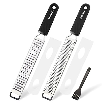 LEMCASE Zester, Hobel Reibe - Käsereibe, Parmesanreibe, Zitronenreibe - Küchenreibe aus Edelstahl mit Schutzabdeckung und Sil