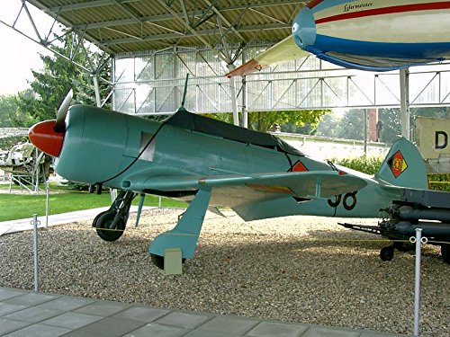 Yakovlev Yak-11 Soviet training aircraft - movie actor 1/72 MICRO-MIR 72-007