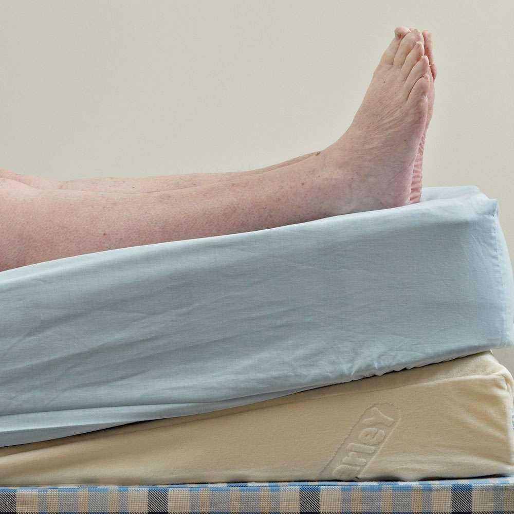 NRS Healthcare Harley Mattress Tilter Foam Bed Wedge Washable Fleece Cover, White, 63 cm x 46 cm x 13 cm - Image 4