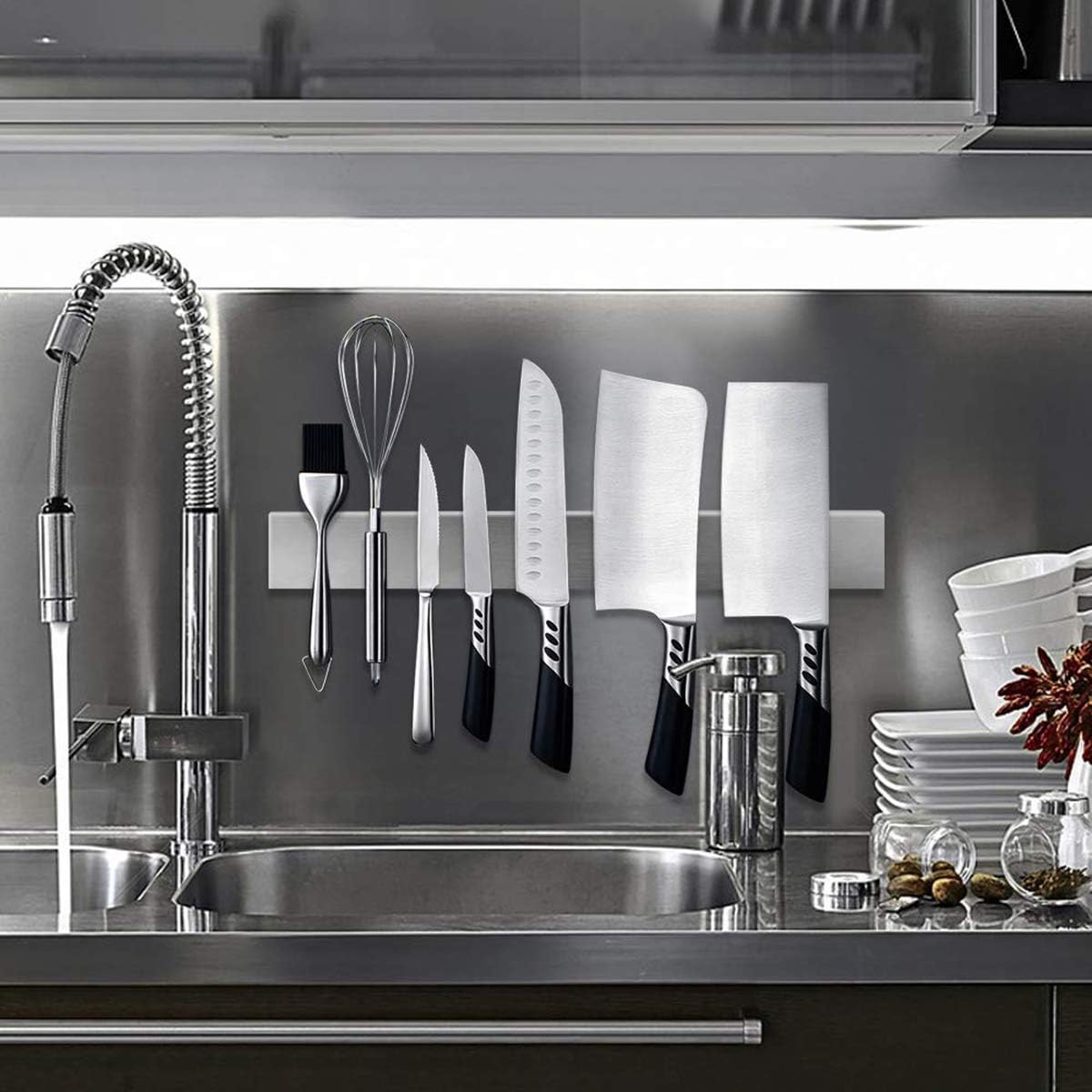 シンクの壁面に取り付けられているマグネット式包丁スタンド