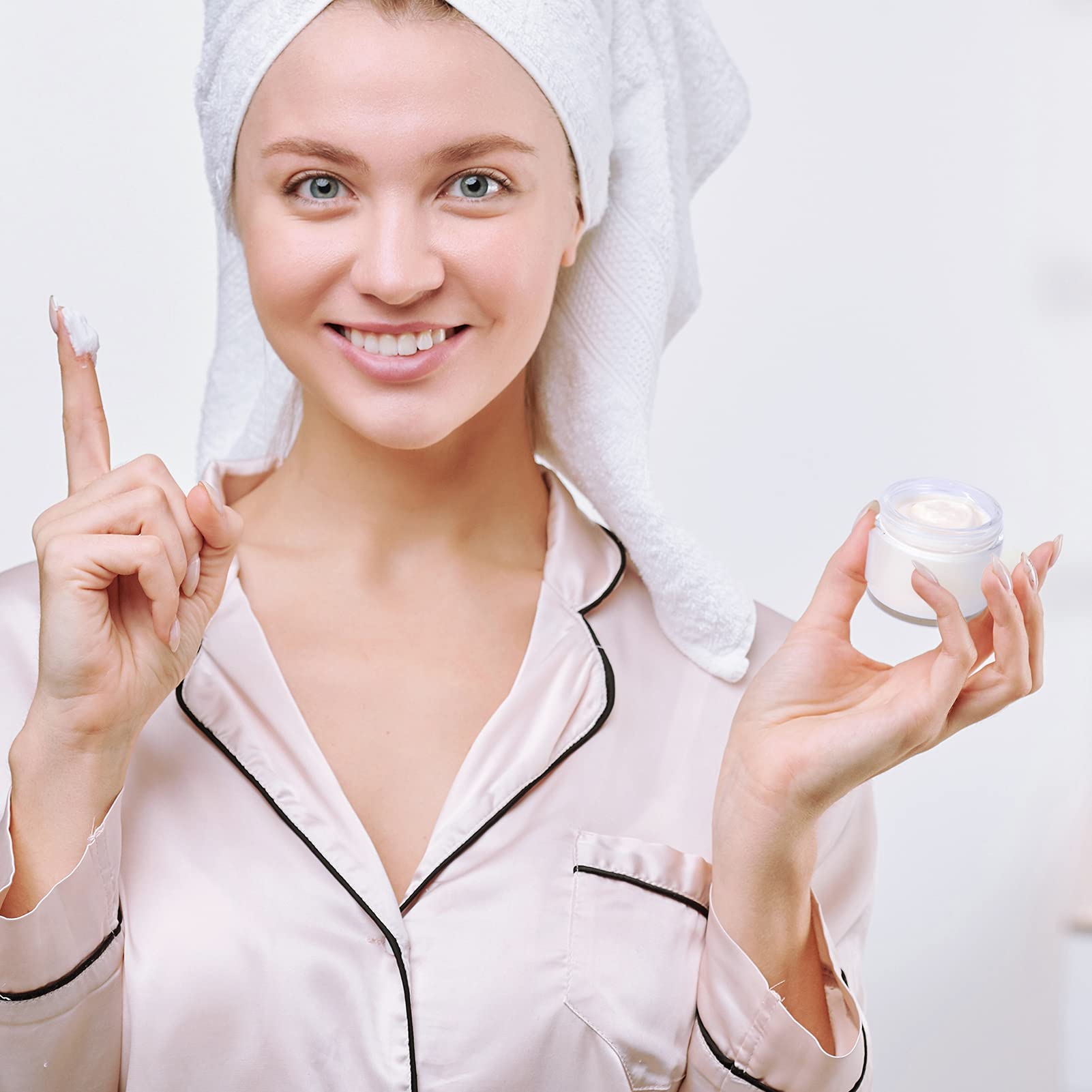 2oz Jars with Lids, HOA Kinh 30 Pack Clear Glass Jars Empty Cosmetic Containers Round Airtight Glass Jar with Inner Liners and black Lids for Storing Lotions, Powders, and Ointments