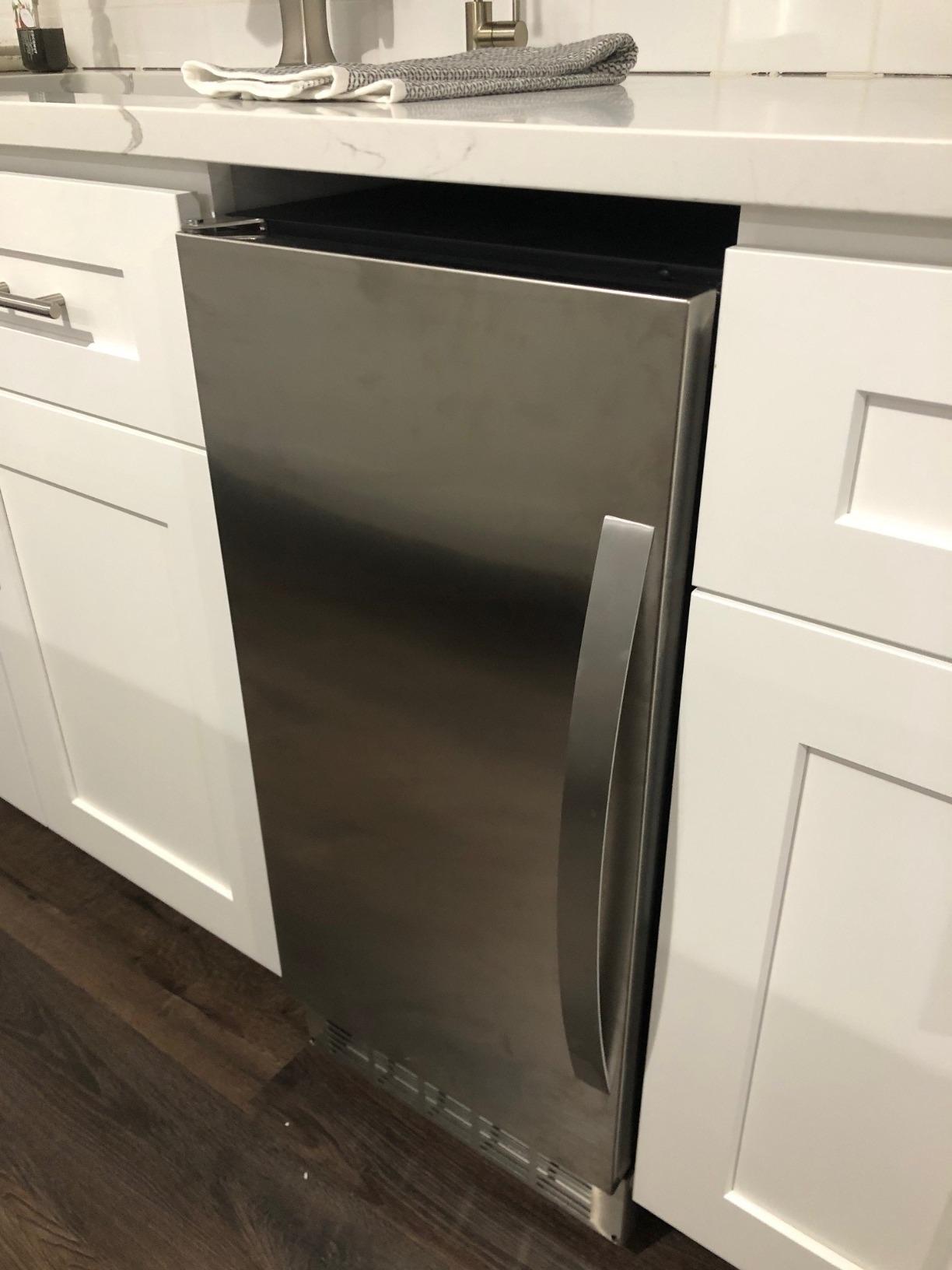 80/mo Finance EdgeStar IB450SSP 50 lb. 15 Inch Wide Undercounter