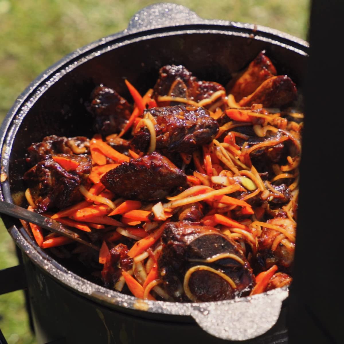 FlameFusion Kazan Topf aus Gusseisen mit Deckel, für Utschak geeignet, Outdoorküche Gulasch Kanone Kasan (10 Liter - flacher Boden) 9