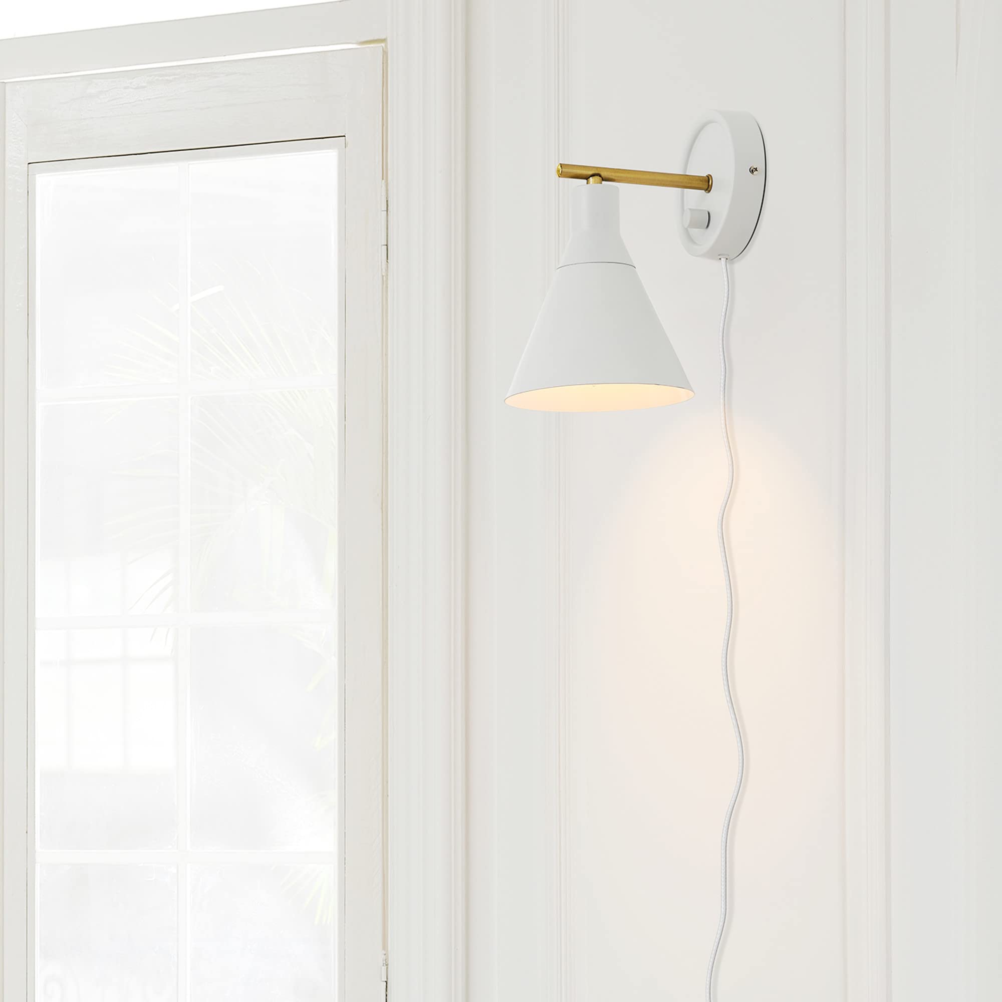 Globe Electric 65542 1-Light Dimmable Plug-in or Hardwire Wall Sconce, Matte White, Brass Accent, Stepless Dimming Rotary Switch on Canopy, White Fabric Cord, Wall Lighting, Bulb Not Included