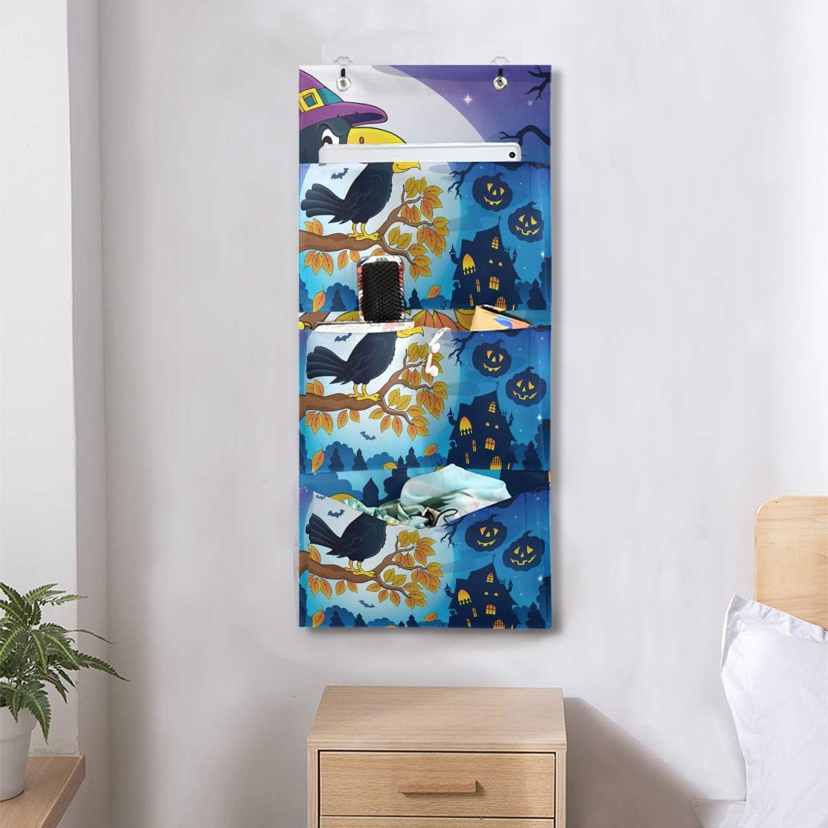 Lindo cuervo de Halloween con sombrero de bruja de calabaza montado en