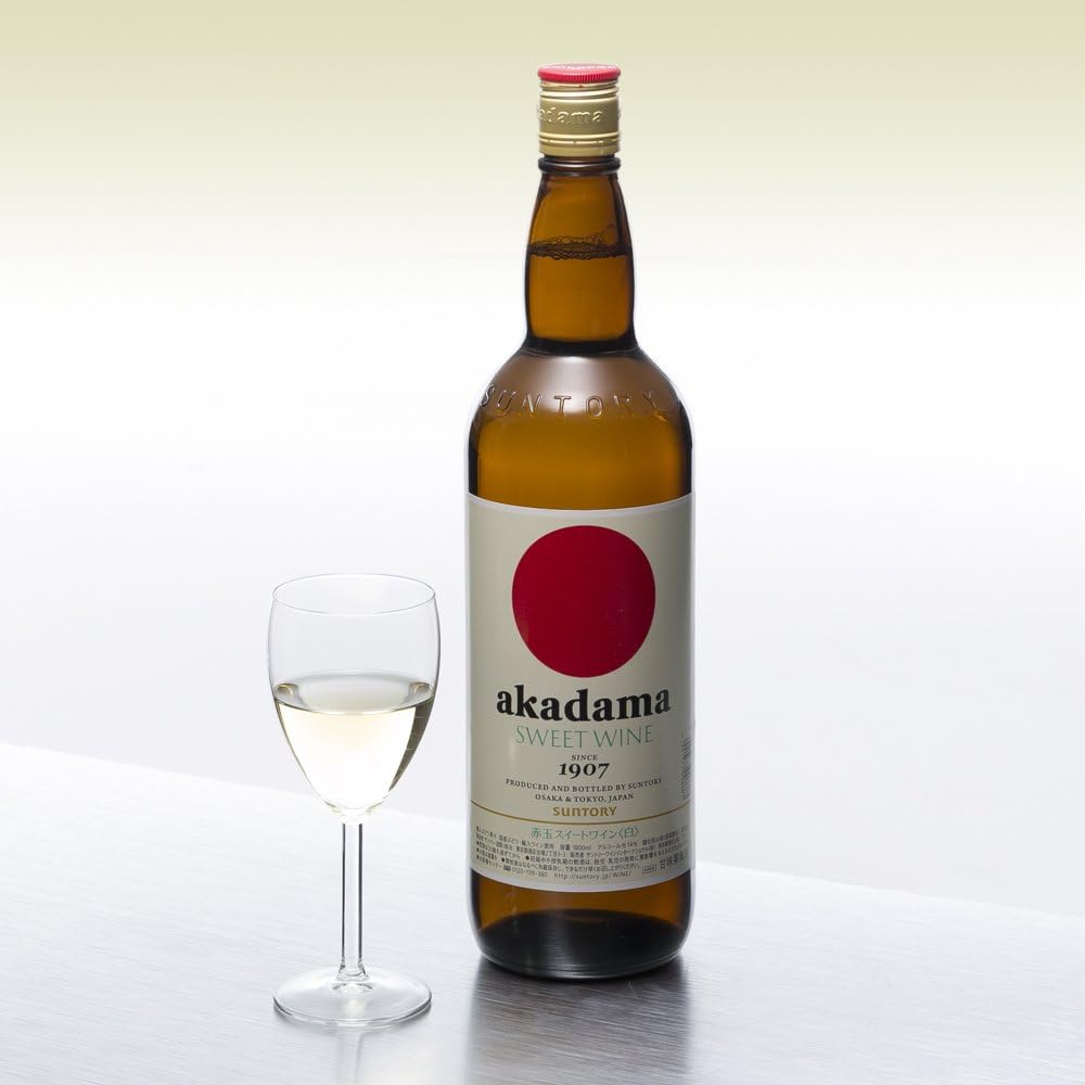 モンラッシェ型のワイングラスに入った赤玉スイートワイン白