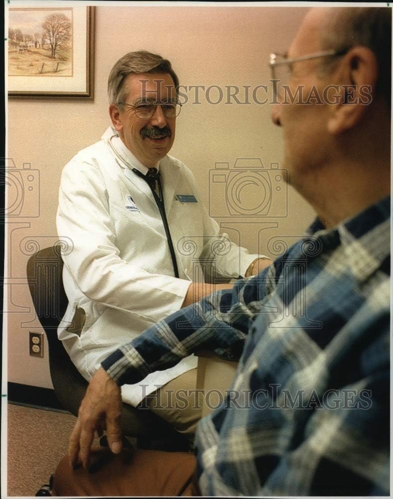 Historic Images - 1994 Press Photo Dr. William Listwan, Aurora Health Care, West Bend - mja88512