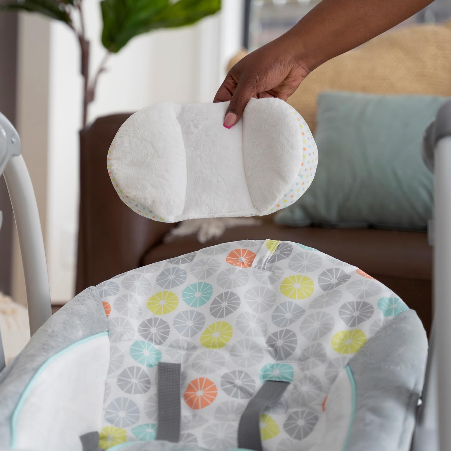 Ingenuity Swing 'n Go 5-Speed Baby Swing - Foldable, Portable, 2 Plush Toys & Sounds, 0-9 Months 6-20 lbs (Hugs & Hoots)