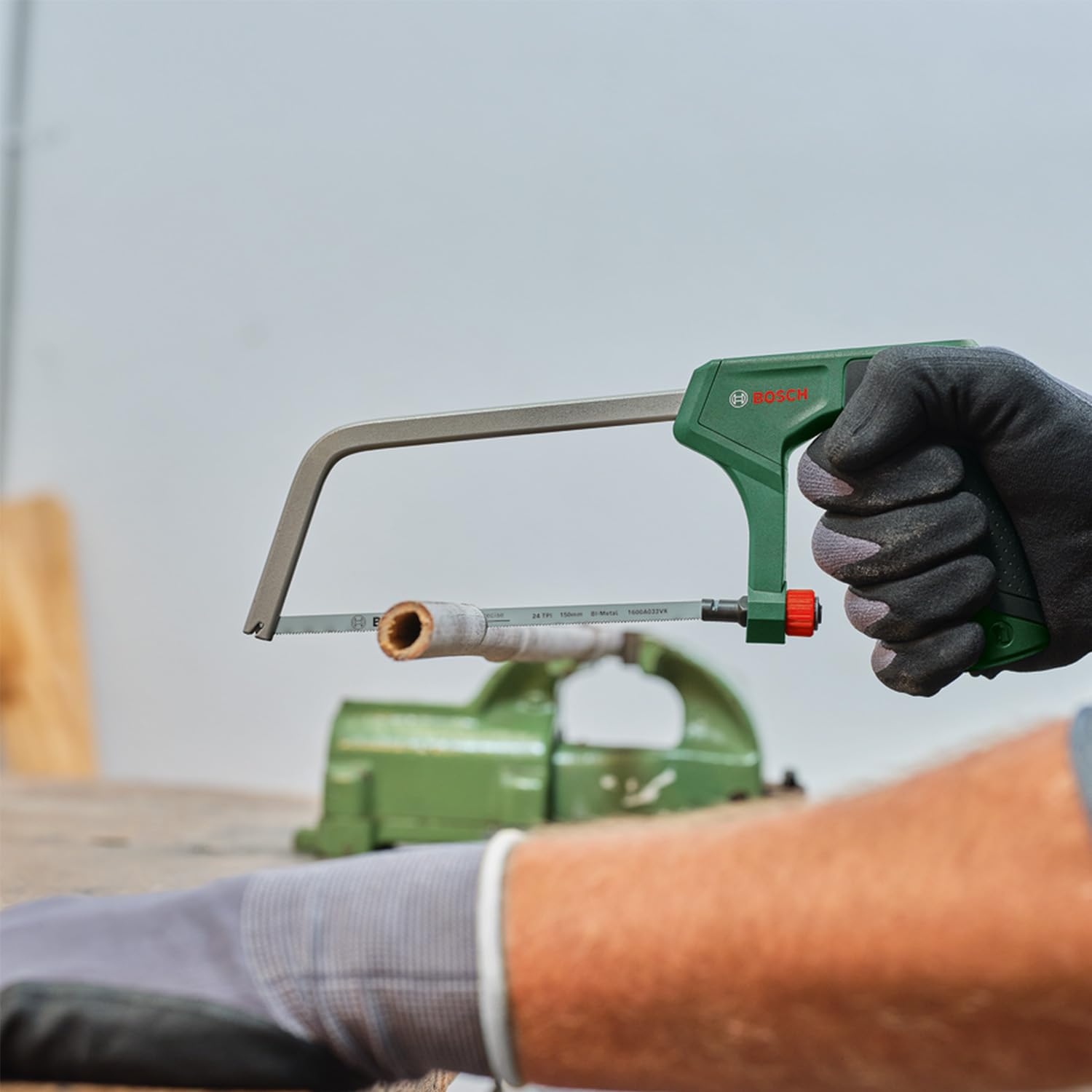 Bosch Bügelsäge 150mm (Mini-Bügelsäge mit robustem Bimetall-Sägeblatt für präzise Schnitte in Metall, Kunststoff und Weichholz; 24 TPI; einfacher Blattwechsel; Ergonomischer Handgriff mit Softgrip) 3