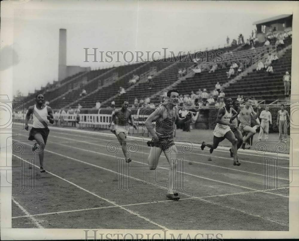 Historic Images - 1945 Press Photo Perry Samuels wins 100 Meter Dash vs Rudolph Nedd