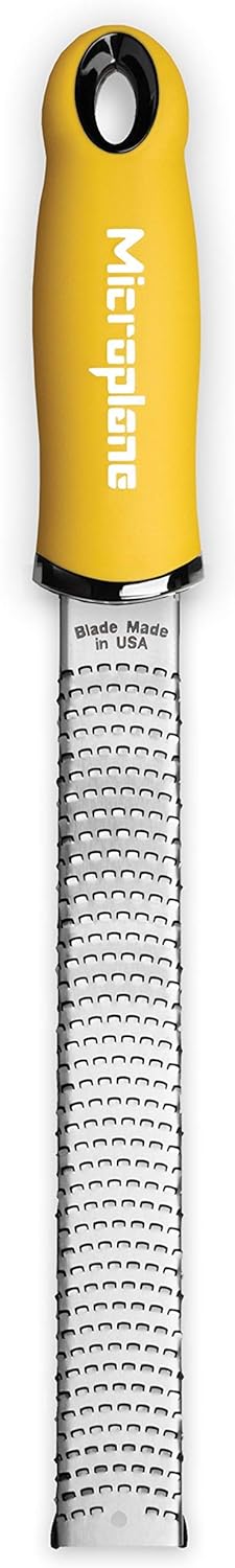Microplane Zester Reibe Fein Gelb Edelstahl aus der Premium Classic Serie für Zitrusfrüchte, Hartkäse, Ingwer, Schokolade, Muskatnuss und Trüffel