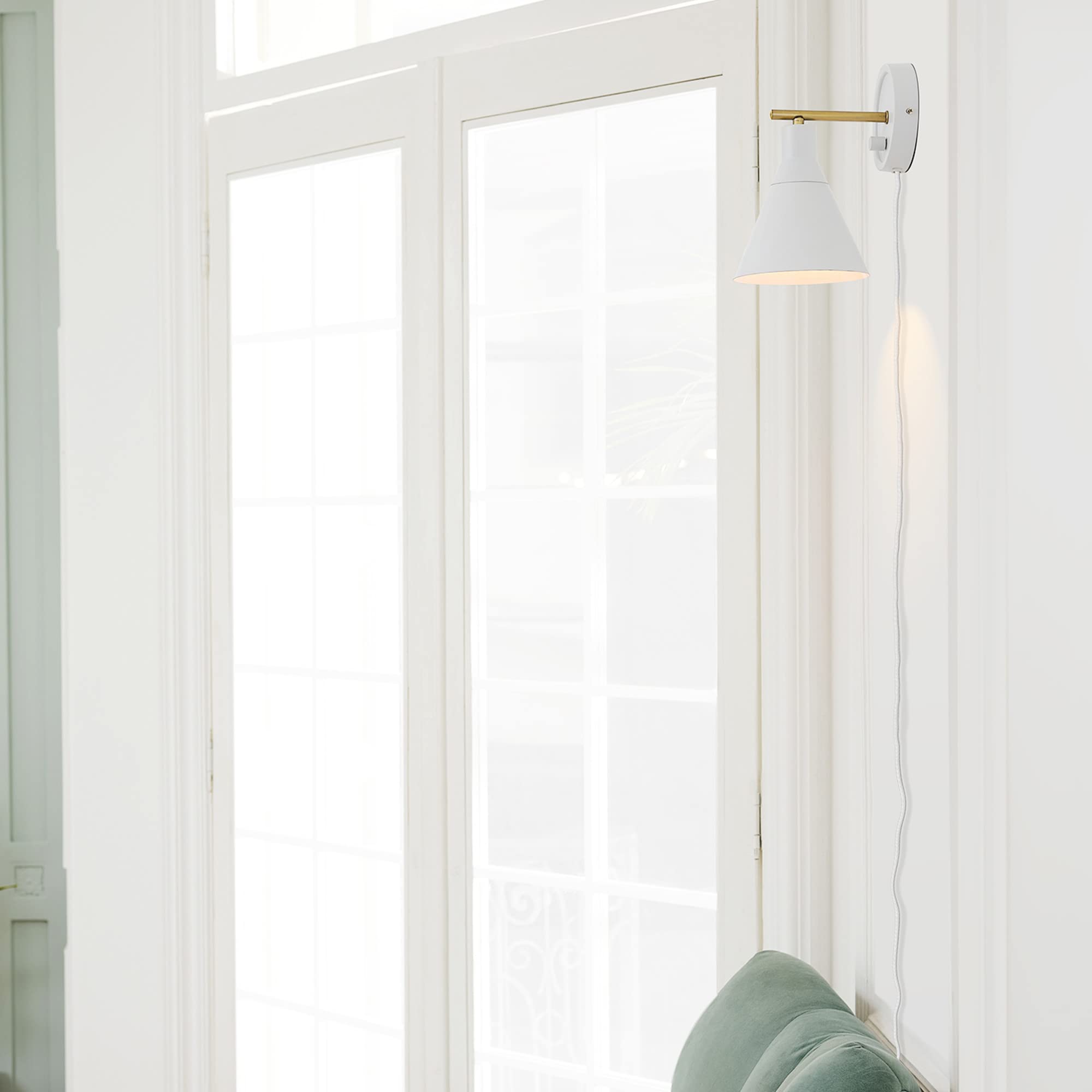 Globe Electric 65542 1-Light Dimmable Plug-in or Hardwire Wall Sconce, Matte White, Brass Accent, Stepless Dimming Rotary Switch on Canopy, White Fabric Cord, Wall Lighting, Bulb Not Included