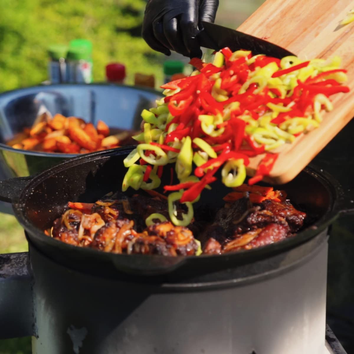 FlameFusion Kazan Topf aus Gusseisen mit Deckel, für Utschak geeignet, Outdoorküche Gulasch Kanone Kasan (10 Liter - flacher Boden) 7