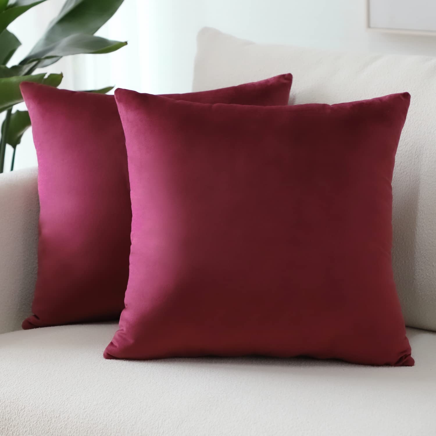 Sungeek Pack of 2 Velvet Cushion Covers Soft Decorative Pillow Covers with Invisible Zipper Luxury Throw Pillow Cases for Home Decor Sofa Bedroom Living Room 40x40cm Burgundy