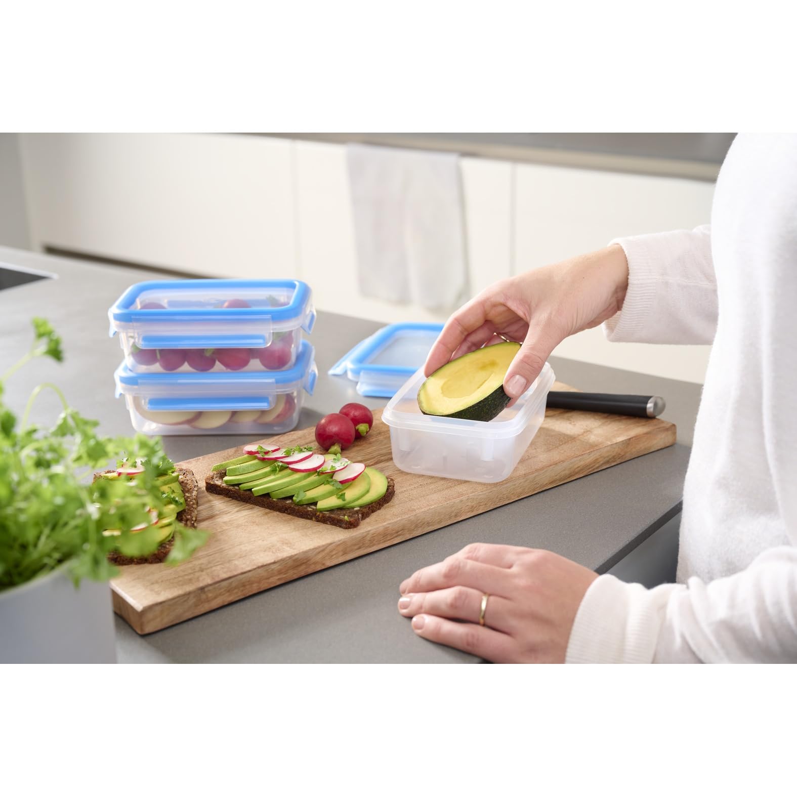 EMSA Clip & Close Frischhaltedosen-Set, rechteckig, 3 x 0,55 L, Aufbewahrungsboxen, 100 Prozent dicht, spülmaschinen-, gefrier-, mikrowellenfest, Transparent, Blau, Made in Germany, N10312 2