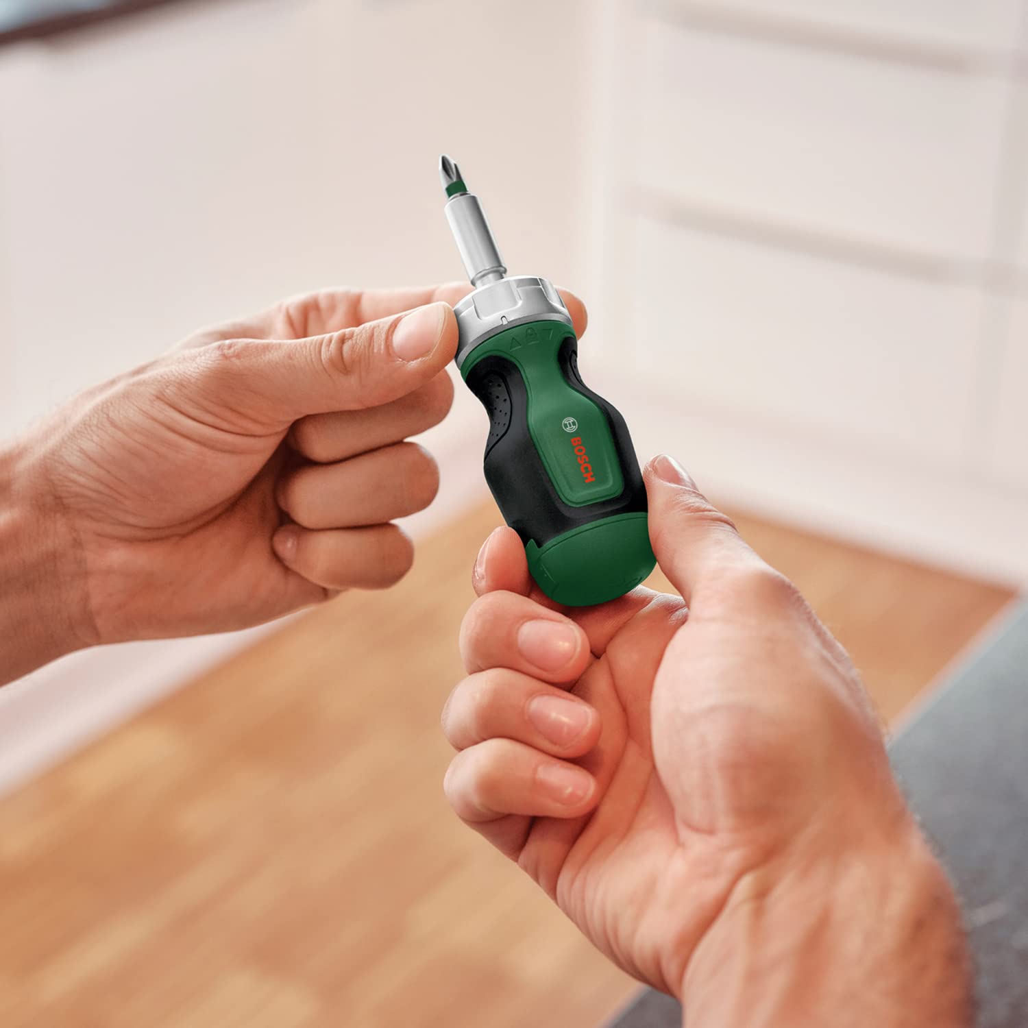 Bosch Stubby Ratschenschraubendreher mit Bit Magazin, 6-teilig (kompakter Ratschenschraubendreher mit hohem Drehmoment; 6 Bits – PZ1/2,PH2,SL4,TX25,HEX5; ergonomisch; magnetischer Bithalter) 4