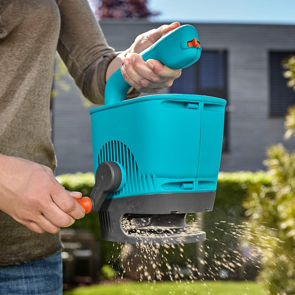 Gardena Hand-Held Spreader M: Spreader for simple distribution of fertiliser seeds, and salt with a spreading width of 1-4 m - Image 5