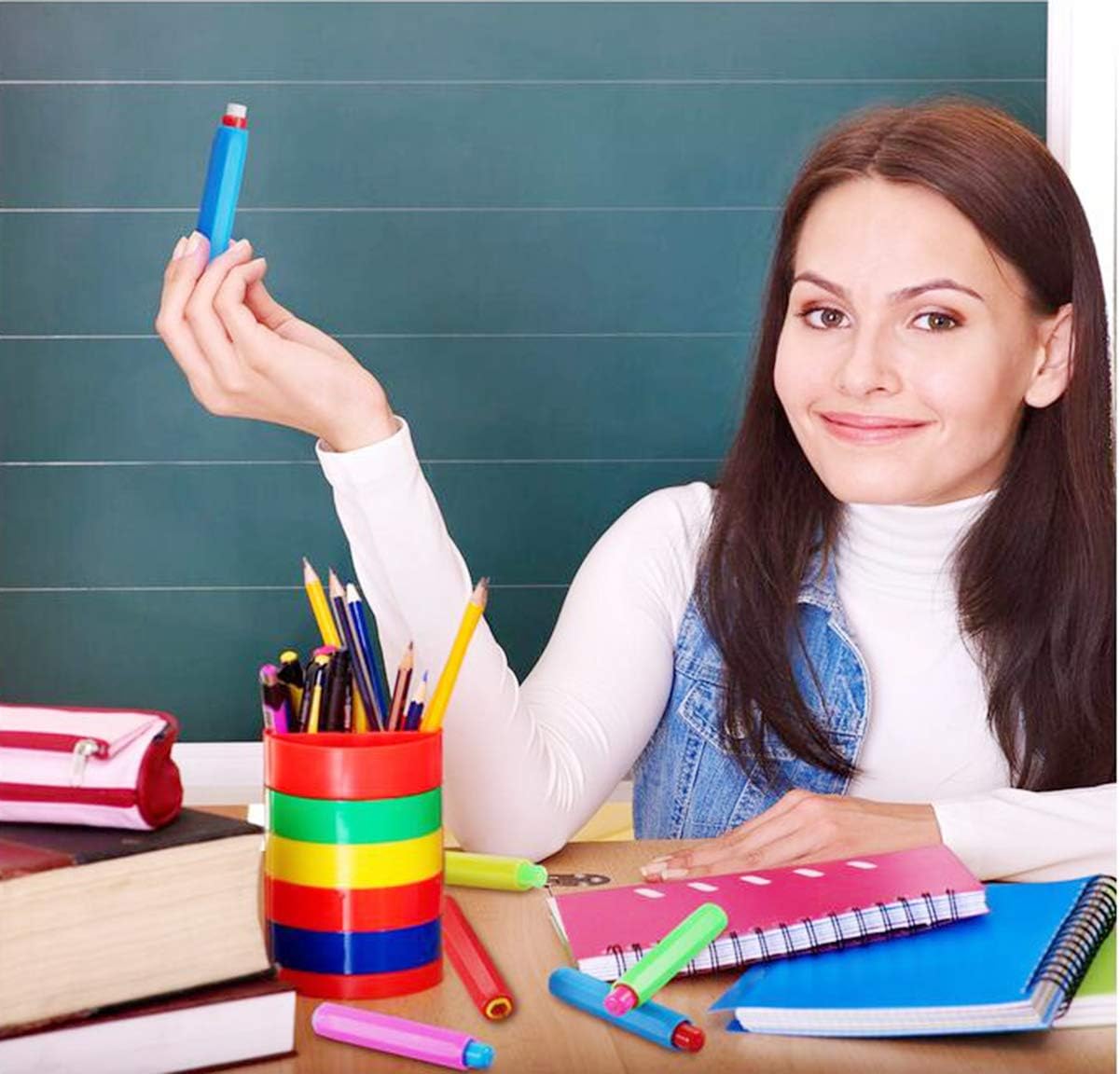 заочное образование. студенты в аудитории за компьютером. учеба в колледже. заочка класс. поощрение студентов.