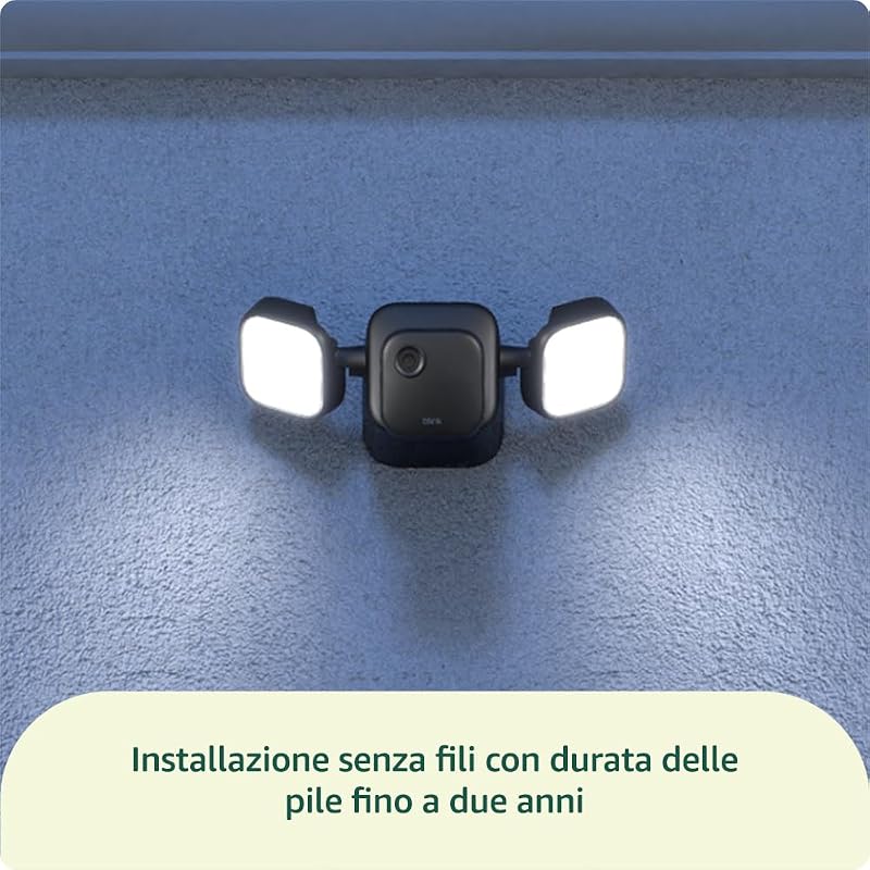 Videocamera esterna con proiettore Blink (ultimo modello) | Videocamera di sicurezza smart senza fili, LED da 700 lumen, durata delle pile‌ di due anni | Modulo di sincronizzazione di base incluso